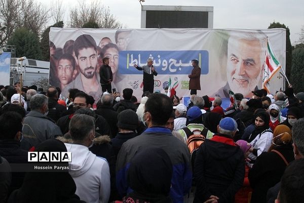 پیاده‌روی خانوادگی از میدان ولی‌عصر تا پاک لاله