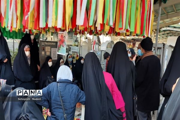 غبارروبی مزار شهدا با حضور دانش‌آموزان بسیجی در قرچک