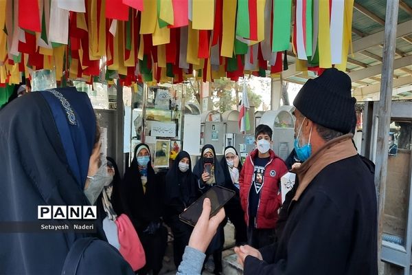 غبارروبی مزار شهدا با حضور دانش‌آموزان بسیجی در قرچک