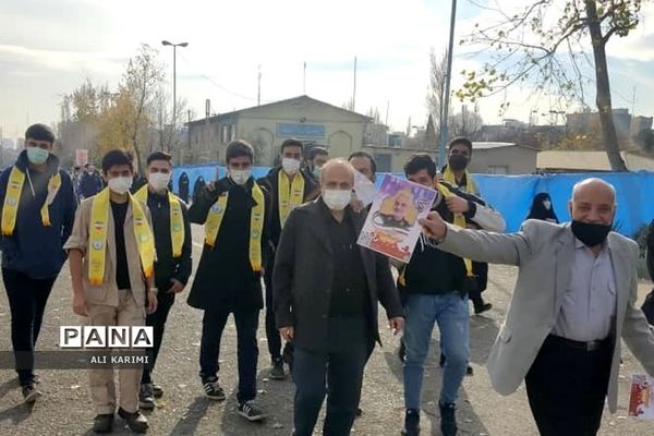 حضور دانش‌آموزان پیشتاز شهرستان‌های تهران به‌مناسبت بزرگداشت سردار سلیمانی در مصلی تهران