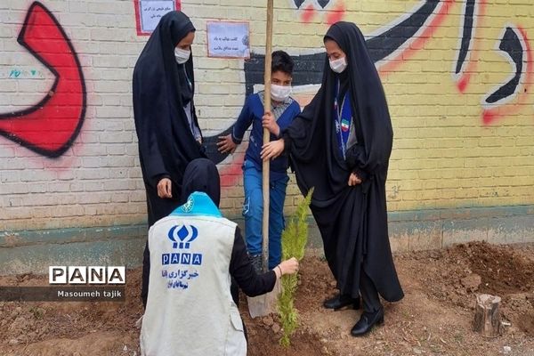 مراسم روز درختکاری در شهرستان قرچک مدرسه علم‌ و‌ ادب با شعار هر دانش‌آموز یک نهال