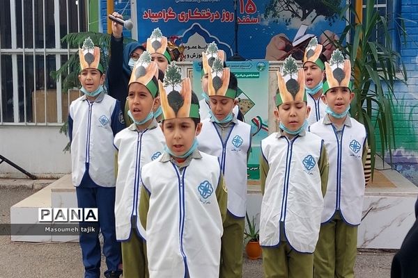 مراسم روز درختکاری در شهرستان قرچک مدرسه علم‌ و‌ ادب با شعار هر دانش‌آموز یک نهال