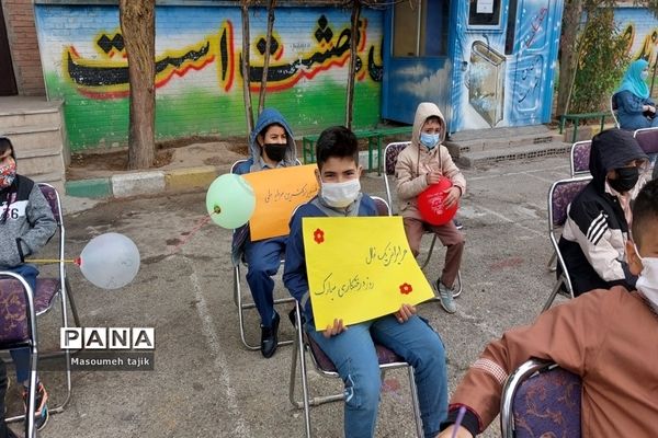 مراسم روز درختکاری در شهرستان قرچک مدرسه علم‌ و‌ ادب با شعار هر دانش‌آموز یک نهال