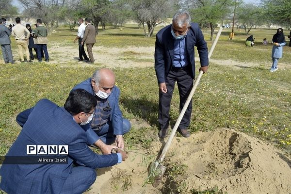 مراسم روز درختکاری در اردوگاه تربیتی امام خمینی (ره)  استان بوشهر چاهکوتا برگزار شد