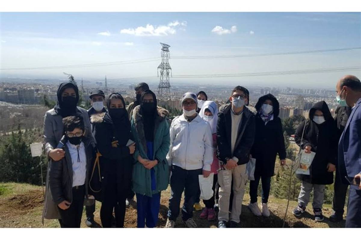 دانش آموزان پسر و دختر با نیازهای ویژه، به یاد شهدای فرهنگی شهر تهران نهال کاشتند