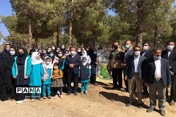 با حضور مسئولان آموزش و پرورش آباده  اجرای پویش ایران سر سبز