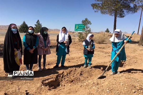 با حضور مسئولان آموزش و پرورش آباده  اجرای پویش ایران سر سبز