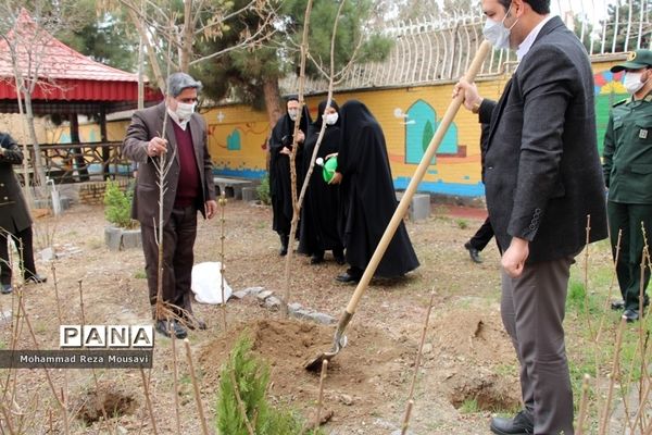 برگزاری آیین گرامیداشت روز درختکاری در آموزش و پرورش ناحیه سه مشهد مقدس