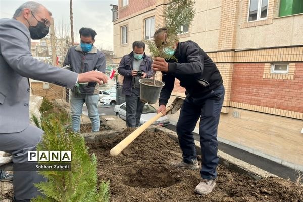 برگزاری پویش ایران سرسبز با  کاشت هر درخت به نام یک شهید در رودهن