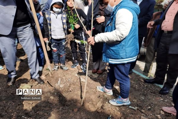 برگزاری پویش ایران سرسبز با  کاشت هر درخت به نام یک شهید در رودهن