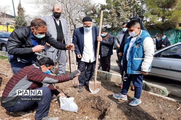 برگزاری پویش ایران سرسبز با  کاشت هر درخت به نام یک شهید در رودهن