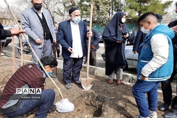 برگزاری پویش ایران سرسبز با  کاشت هر درخت به نام یک شهید در رودهن