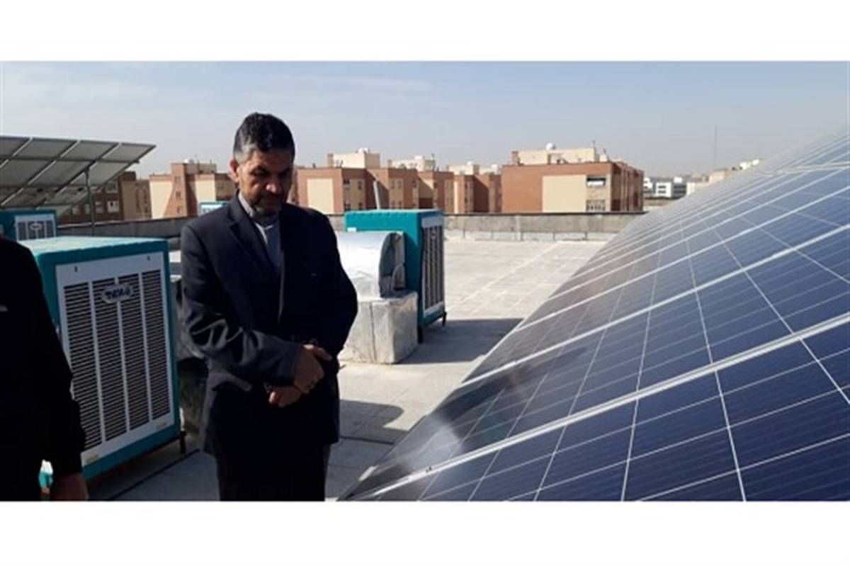 بازدید مدیرکل آموزش و پرورش قم از پنل‌های خورشیدی دبیرستان آیت الله ظاهری+عکس