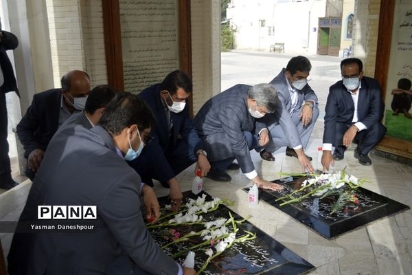 تجدید میثاق سرپرست معاونت پرورشی و فرهنگی وزارت آموزش و پرورش با آرمان های مقدس شهدا در بوشهر