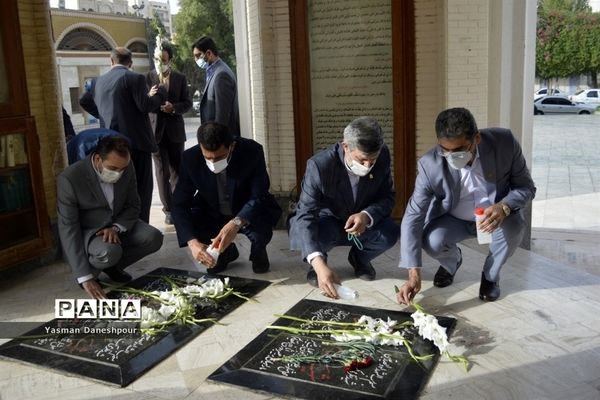 تجدید میثاق سرپرست معاونت پرورشی و فرهنگی وزارت آموزش و پرورش با آرمان های مقدس شهدا در بوشهر