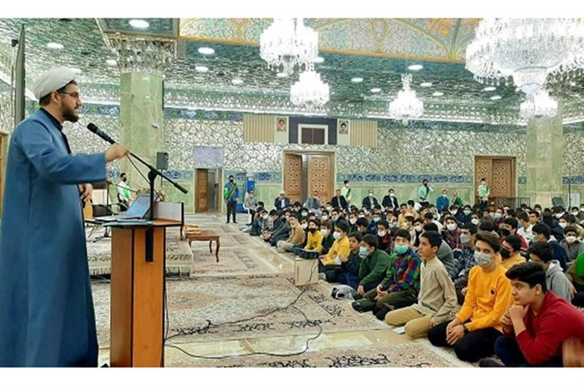 جشن تکلیف دانش‌آموزان دبیرستان امام موسی صدر قم در حرم حضرت معصومه(س)+ عکس