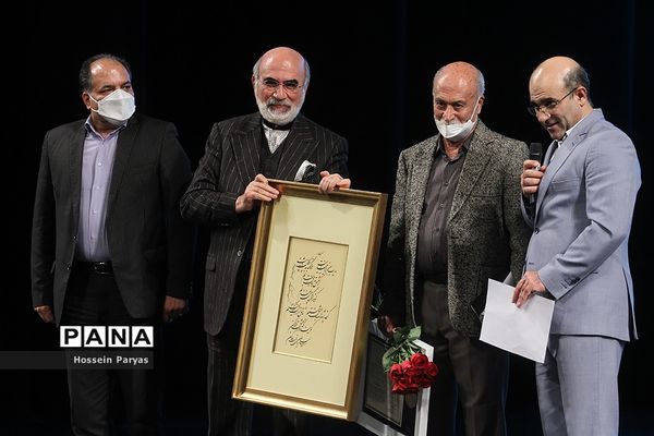 نخستین جایزه بین‌المللی حکیم نظامی