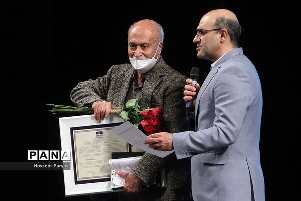 نخستین جایزه بین‌المللی حکیم نظامی