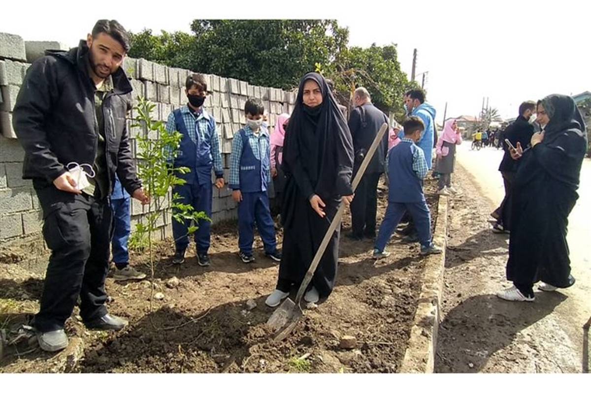 طرح کمربند سبز روستای شومیا محمودآباد با کاشت یک هزار نهال به اجرا درآمد