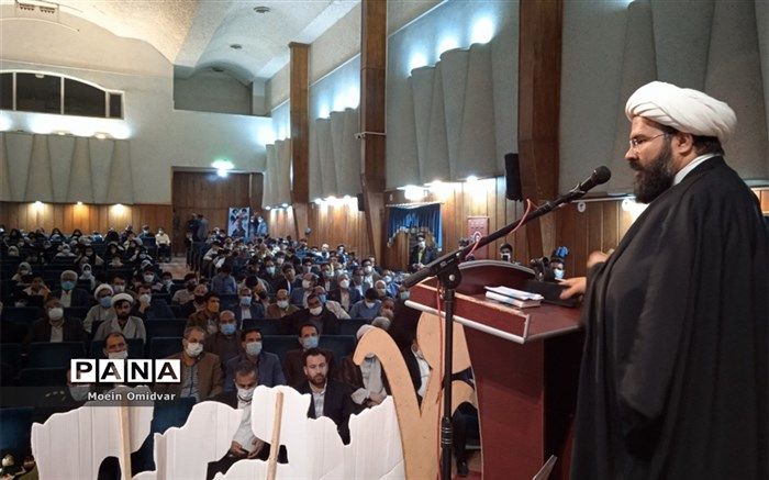 دانش آموز با رفاقت و معرفت جذب مربی می‌شود