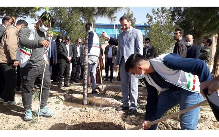 کاشت نهال به مناسبت هفته درختکاری در دبیرستان شهید «علمداری» جعفریه