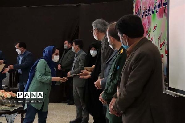 افتتاح نمایشگاه دفاع مقدس در سالن یاس مدیریت آموزش و پرورش آباده