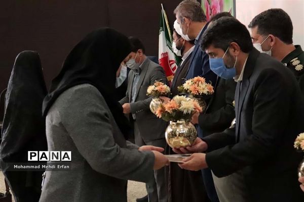 افتتاح نمایشگاه دفاع مقدس در سالن یاس مدیریت آموزش و پرورش آباده