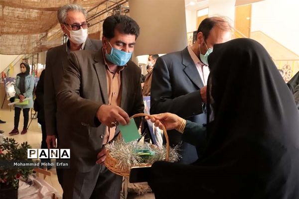 افتتاح نمایشگاه دفاع مقدس در سالن یاس مدیریت آموزش و پرورش آباده