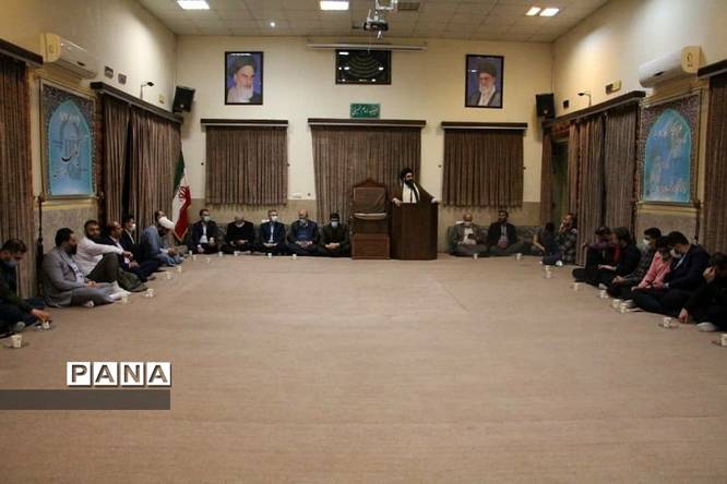 نشست صمیمانه مسئولان رودهن با جوانان و فعالان فرهنگی