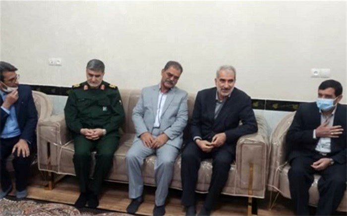 دیدار وزیر آموزش و پرورش با خانواده شهید فرج چتر سحر