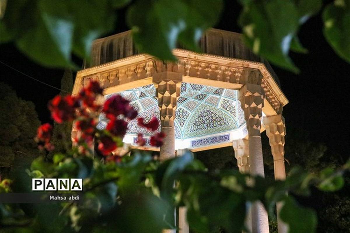 لحظه سال‌ تحویل بیش از 40 هزار نفر بازدیدکننده در حافظیه حضور داشتند