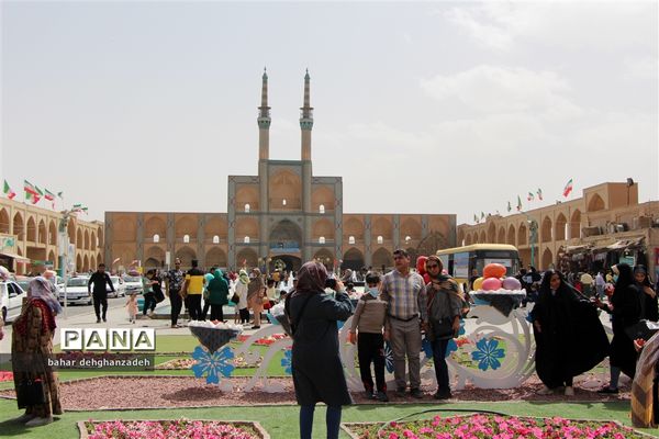 مسافران نوروزی در میدان امیر چخماق یزد