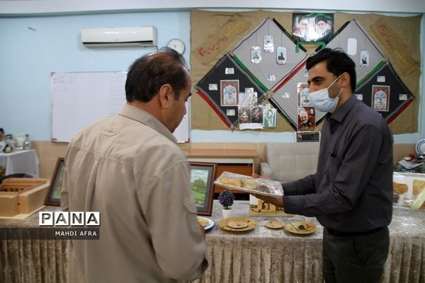 توزیع بسته های سوغاتی برای مهمانان نوروزی ستاد اسکان فرهنگیان شهرستان بهبهان