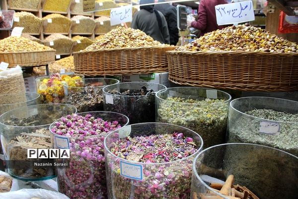 حال و هوای بازار میوه و سبزی‌جات منطقه تجریش تهران در نوروز ۱۴۰۱