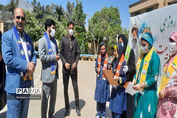 بازدید رئیس سازمان دانش‌آموزی استان فارس از غرفه بازی‌های فکری ستاد اسکان نوروزی ناحیه یک شیراز