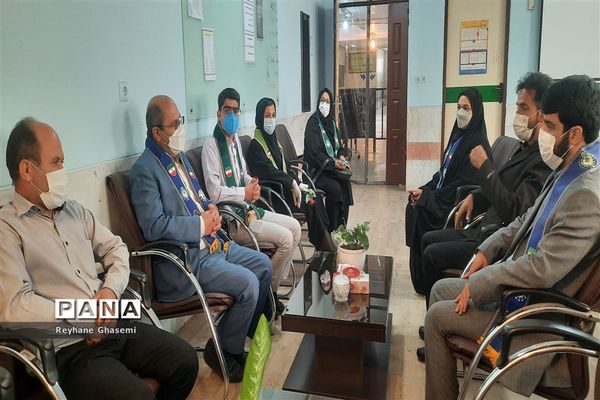 بازدید رئیس سازمان دانش‌آموزی استان فارس از غرفه بازی‌های فکری ستاد اسکان نوروزی ناحیه یک شیراز