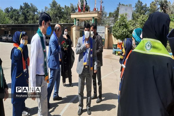 بازدید رئیس سازمان دانش‌آموزی استان فارس از غرفه بازی‌های فکری ستاد اسکان نوروزی ناحیه یک شیراز