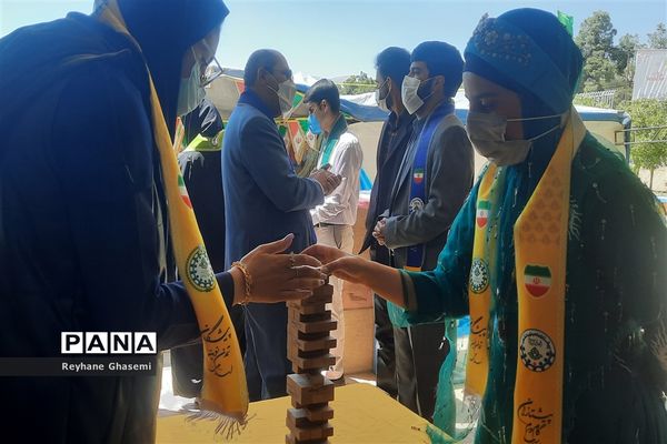 بازدید رئیس سازمان دانش‌آموزی استان فارس از غرفه بازی‌های فکری ستاد اسکان نوروزی ناحیه یک شیراز