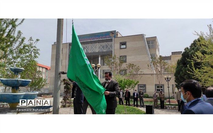 برافراشته شدن پرچم حرم حضرت ابوالفضل در اداره آموزش و پرورش تربت حیدریه