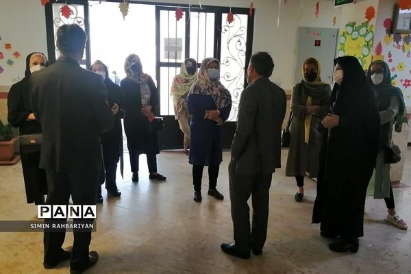 بازدید مدیرآموزش و پرورش شهرستان پردیس از روند برگزاری کلاس‌های حضوری دبستان دانش