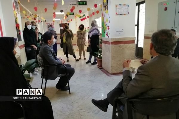 بازدید مدیرآموزش و پرورش شهرستان پردیس از روند برگزاری کلاس‌های حضوری دبستان دانش