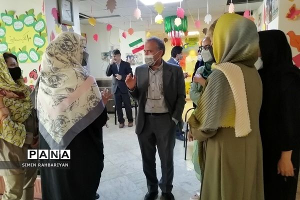 بازدید مدیرآموزش و پرورش شهرستان پردیس از روند برگزاری کلاس‌های حضوری دبستان دانش