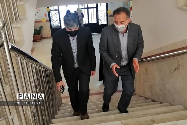 بازدید مدیرآموزش و پرورش شهرستان پردیس از روند برگزاری کلاس‌های حضوری دبستان دانش