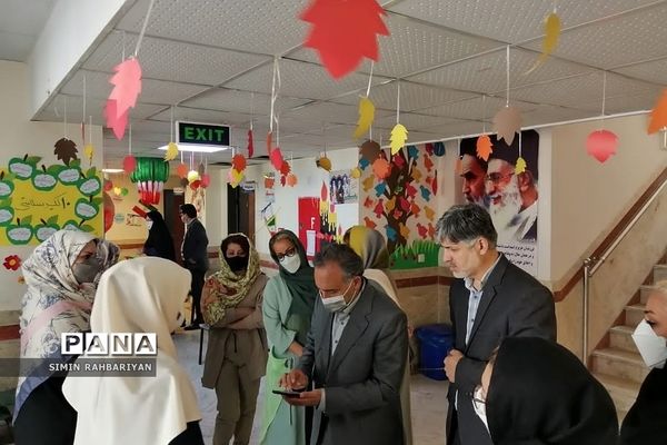 بازدید مدیرآموزش و پرورش شهرستان پردیس از روند برگزاری کلاس‌های حضوری دبستان دانش