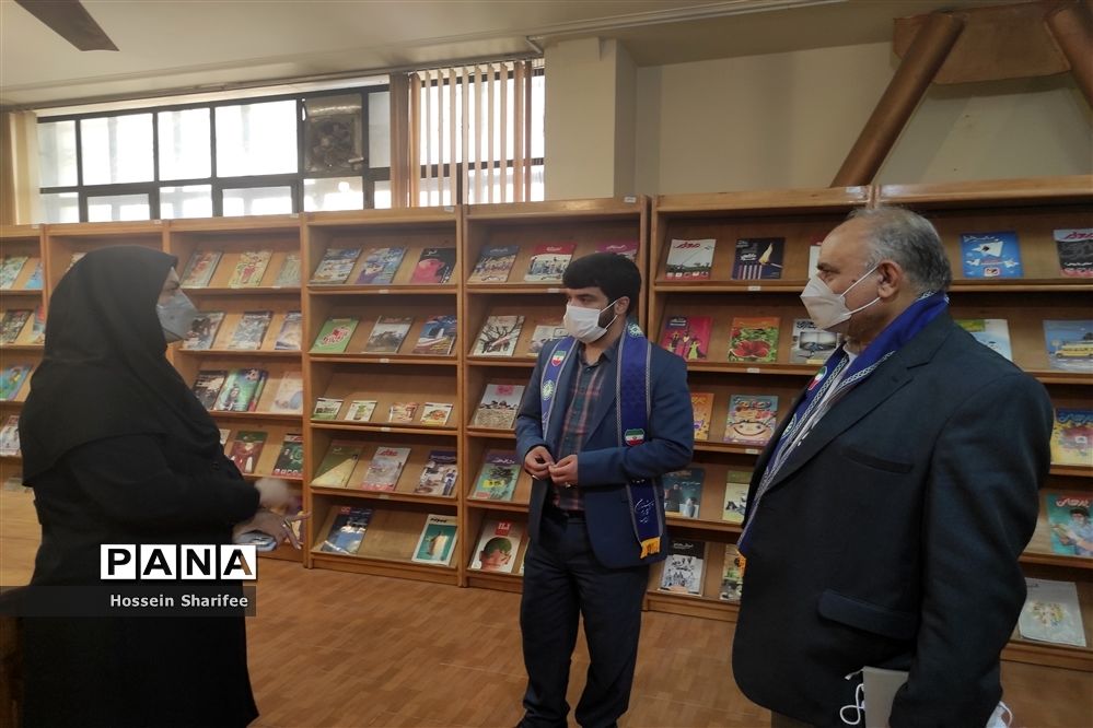 بازدید رئیس سازمان دانش‌آموزی فارس از کتابخانه دانش‌آموز