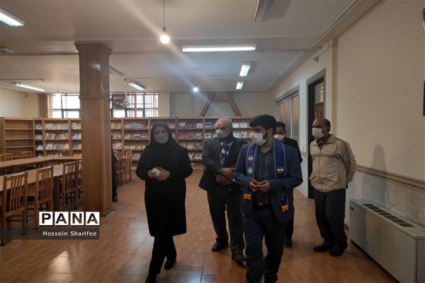بازدید رئیس سازمان دانش‌آموزی فارس از کتابخانه دانش‌آموز