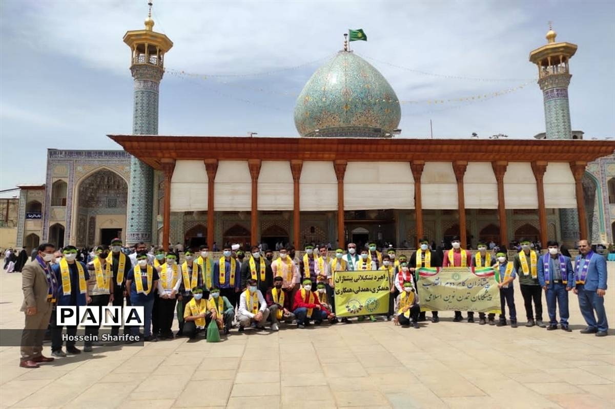 حضور دانش‌آموزان پیشتاز در نماز جمعه شیراز