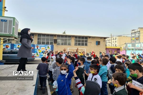 شور و نشاط دانش‌آموزان در دبستان فرهنگ پسران منطقه ۱۳
