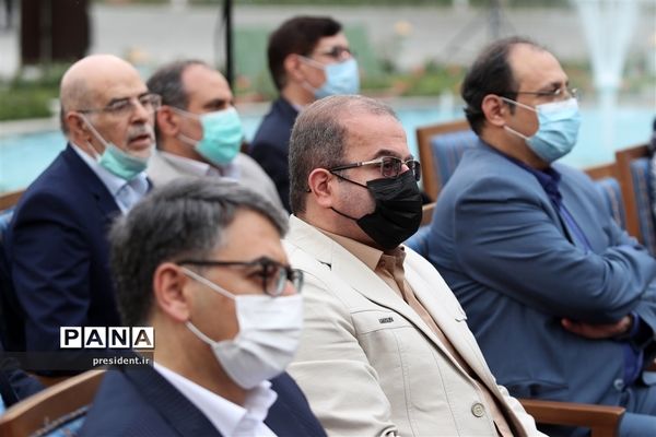 دیدار جمعی از هنرمندان و پیشکسوتان عرصه‌های مختلف هنری با رئیس جمهوری