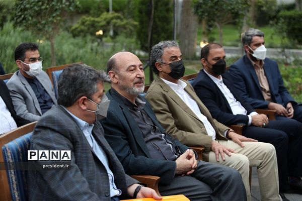 دیدار جمعی از هنرمندان و پیشکسوتان عرصه‌های مختلف هنری با رئیس جمهوری